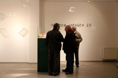 Ausstellungsansicht/ist der Mensch so/buntes Treiben